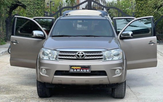 Selling White Toyota Fortuner 2012 in Manila-3