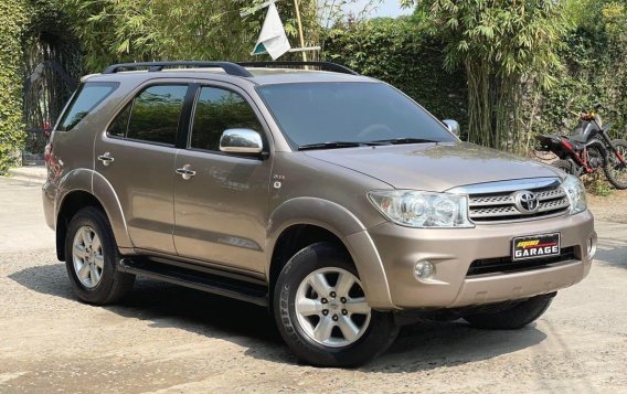 Selling White Toyota Fortuner 2012 in Manila-6