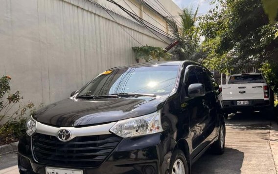 Selling White Toyota Avanza 2017 in Quezon City-2