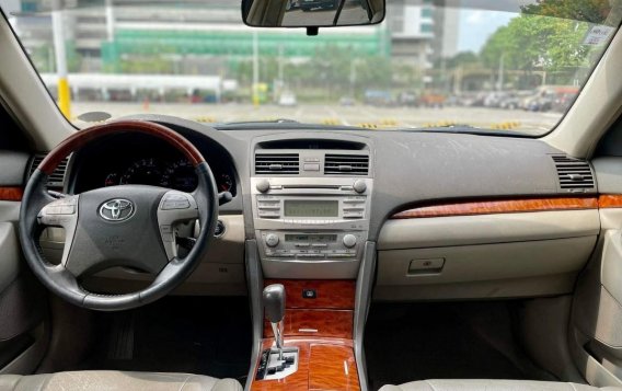 Selling White Toyota Camry 2011 in Makati-7