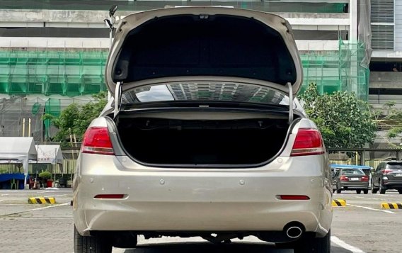 Selling White Toyota Camry 2011 in Makati-5