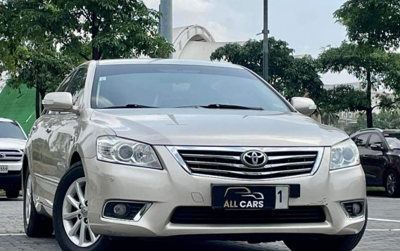 Selling White Toyota Camry 2011 in Makati