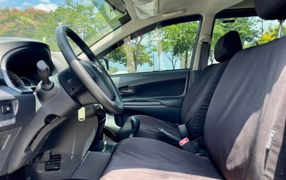 Selling White Toyota Avanza 2019 in Makati-9