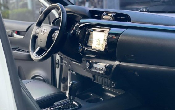 White Toyota Hilux 2019 for sale in Manila-7