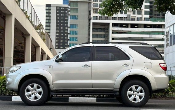 Selling White Toyota Fortuner 2011 in Makati-6