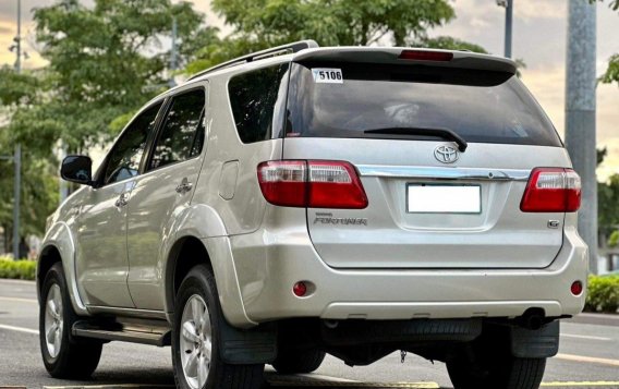 Selling White Toyota Fortuner 2011 in Makati-3