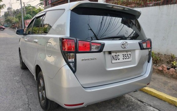 Selling White Toyota Innova 2016 in Quezon City-5