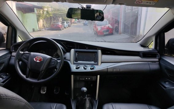 Selling White Toyota Innova 2016 in Quezon City-6