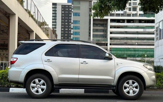 Selling White Toyota Fortuner 2011 in Makati-7