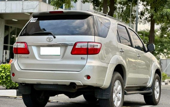 Selling White Toyota Fortuner 2011 in Makati-2