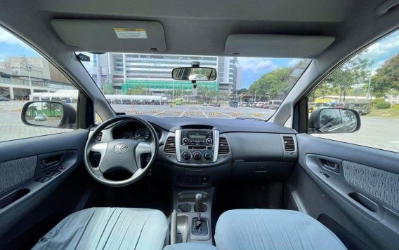 Selling White Toyota Innova 2013 in Makati-6