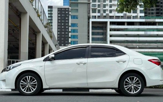 White Toyota Corolla altis 2016 for sale in Makati-2