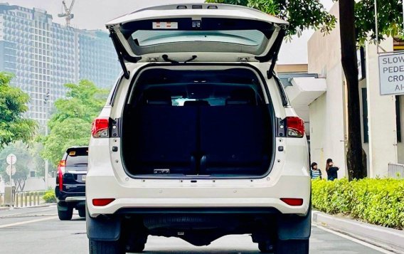 Selling White Toyota Fortuner 2016 in Makati-4