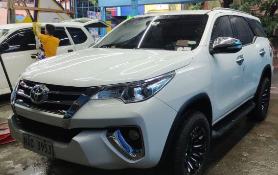 Selling White Toyota Fortuner 2017 in Manila-2