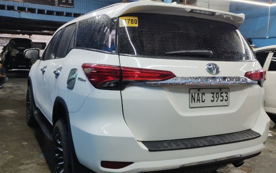 Selling White Toyota Fortuner 2017 in Manila-5