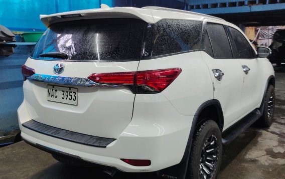 Selling White Toyota Fortuner 2017 in Manila-3