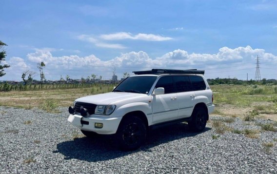 Selling White Toyota Land Cruiser 2004 in Quezon City-1
