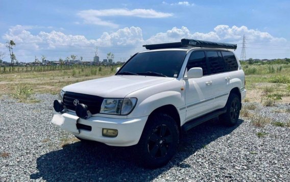 Selling White Toyota Land Cruiser 2004 in Quezon City-4