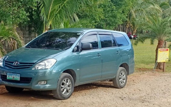 Sell Maroon 2011 Toyota Innova in Pateros-1