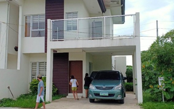 Sell Maroon 2011 Toyota Innova in Pateros-2