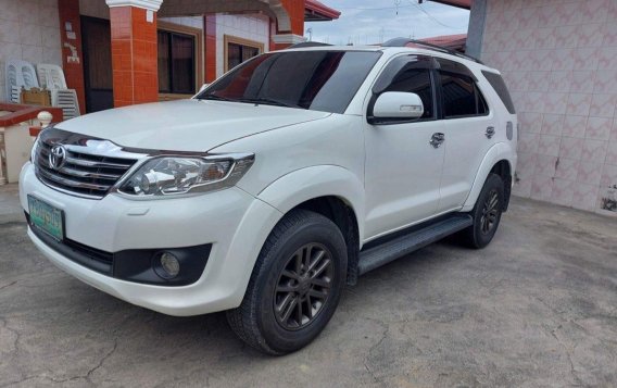 Selling White Toyota Fortuner 2012 in Makati-2