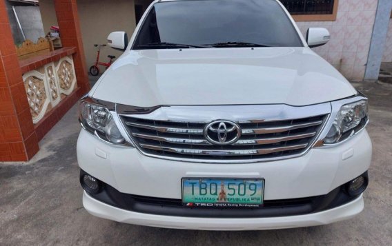 Selling White Toyota Fortuner 2012 in Makati-3