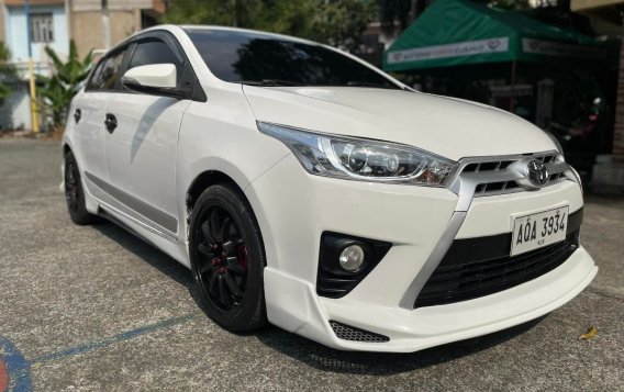 Selling White Toyota Yaris 2015 in Manila-9