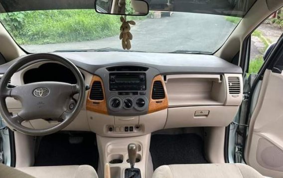 White Toyota Innova 2005 for sale in Quezon City-9