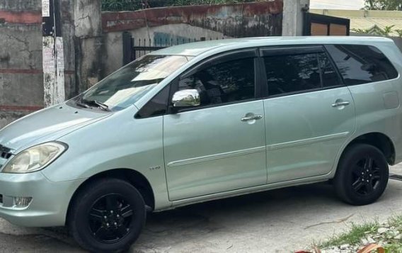 White Toyota Innova 2005 for sale in Quezon City-2