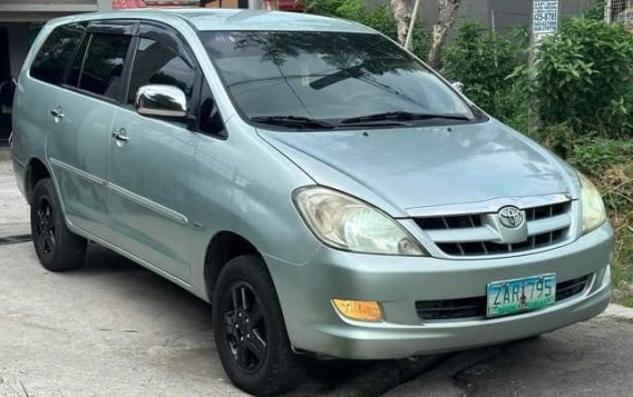 White Toyota Innova 2005 for sale in Quezon City