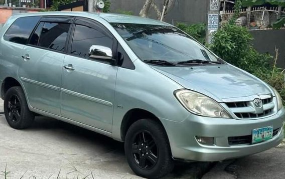 White Toyota Innova 2005 for sale in Quezon City-3