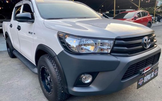 Selling White Toyota Hilux 2023 in Manila-9