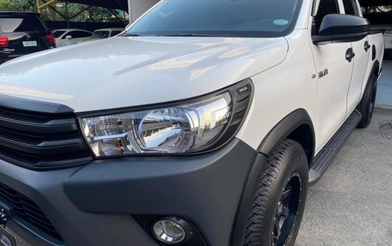 Selling White Toyota Hilux 2023 in Manila-7