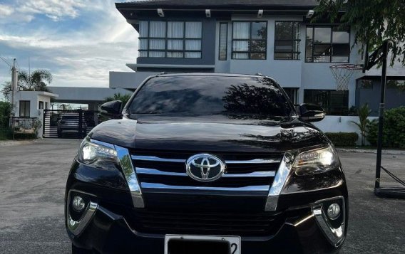 Selling White Toyota Fortuner 2017 in Quezon City-2