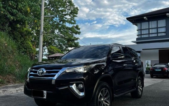 Selling White Toyota Fortuner 2017 in Quezon City-1