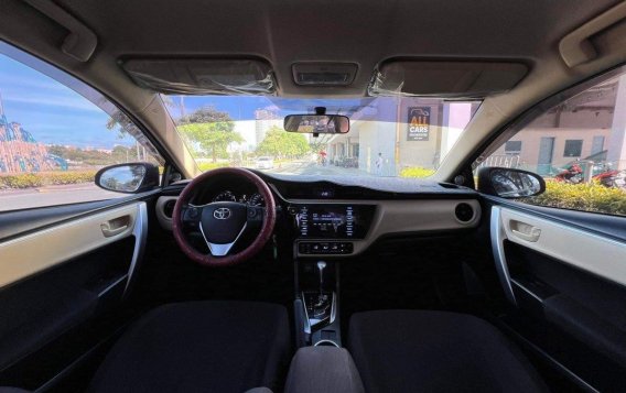 White Toyota Corolla 2018 for sale in Automatic-7