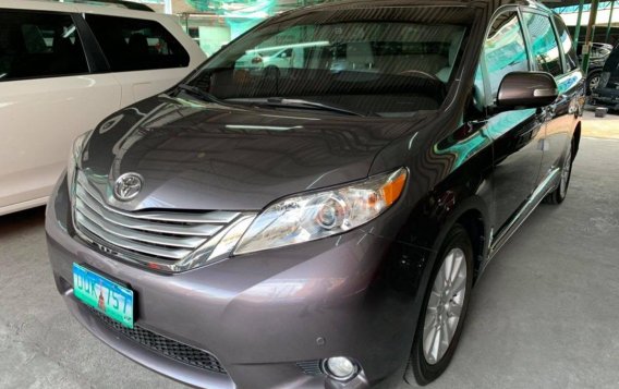 White Toyota Sienna 2013 for sale in Quezon City-1