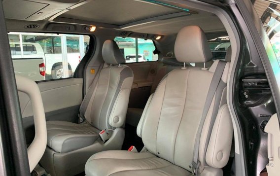 White Toyota Sienna 2013 for sale in Quezon City-7