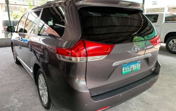 White Toyota Sienna 2013 for sale in Quezon City-2