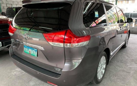 White Toyota Sienna 2013 for sale in Quezon City-3
