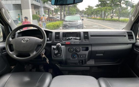 2017 Toyota Hiace  Commuter 3.0 M/T in Makati, Metro Manila-2