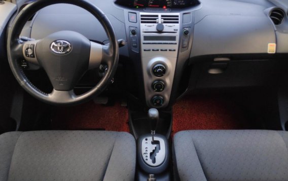Yellow Toyota Yaris 2010 for sale in Automatic-3