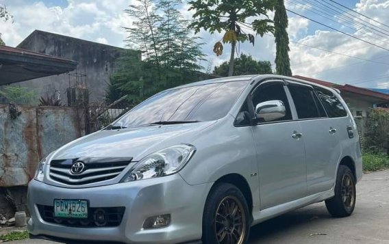 Sell White 2011 Toyota Innova in Caloocan-1