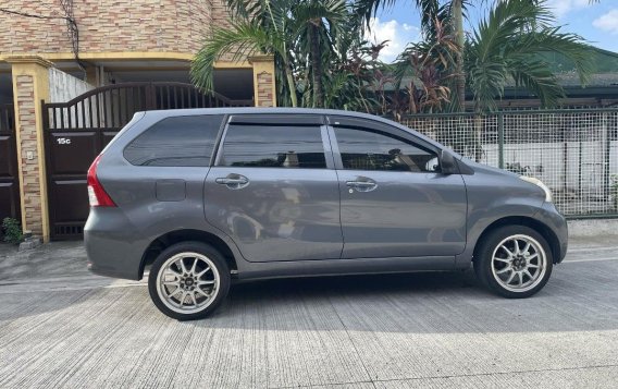 Selling White Toyota Avanza 2013 in Quezon City-1