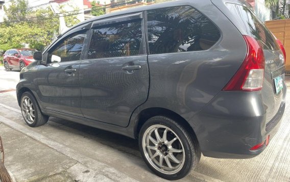 Selling White Toyota Avanza 2013 in Quezon City