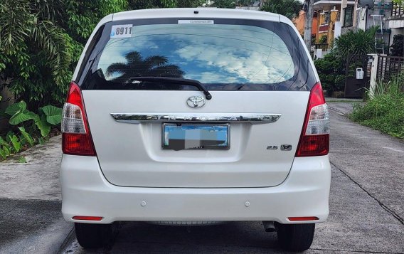 Selling White Toyota Innova 2012 in Quezon City-2