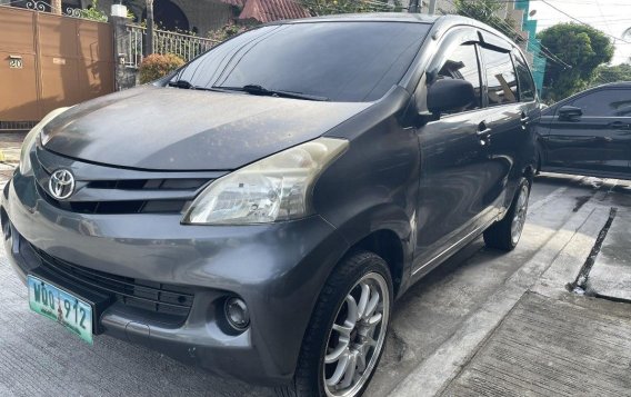 Selling White Toyota Avanza 2013 in Quezon City-2