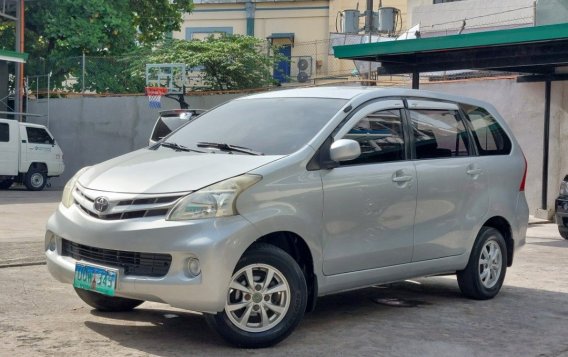 Selling White Toyota Avanza 2014 in Quezon City-3