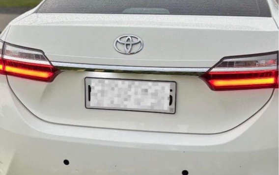 White Toyota Corolla altis 2018 for sale in Manual-1