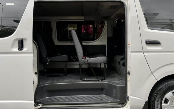 Selling White Toyota Hiace 2018 in Quezon City-7